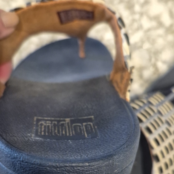 Fitflop Lulu Leather Toe Thong Sandals with Geometric Pattern - Picture 8 of 8